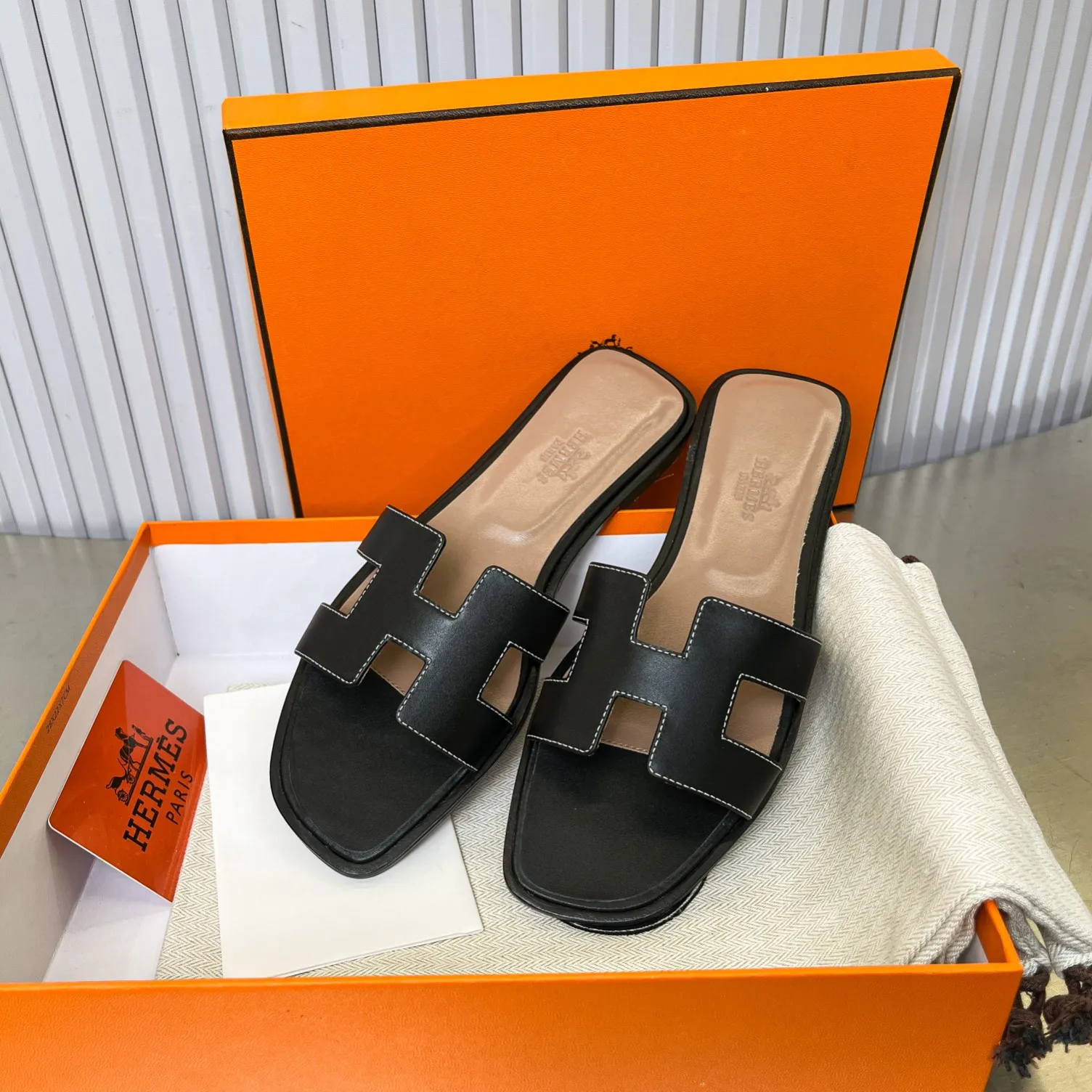 👟👟Ex-factory price 480👟👟 New style in early spring, splicing technology, new revision (Hermès), upgraded packaging, upgraded version and workmanship materials. Hermes®🔴The highest version of handmade shoes on the market ✨✨ Top product Hermès slippers🐎 —————————— The new model in early spring is the same as the original version, handmade by masters! ❥High-end customization, exclusive products, the highest version in the industry⚠❥Using: Hermers upper: Italian imported cowhide + original custom-grade Australian sheepskin feet + genuine leather outsole (pursuing top walking comfort) ✨~~〰〰〰〰❥ Packaging: ✔🚦Pay attention to the packaging➰Top-level exclusive box 〰The original top quality is on sale━━━━Hermes━━━━━ size: 35-40 (34.41.42 custom-made, non-refundable)